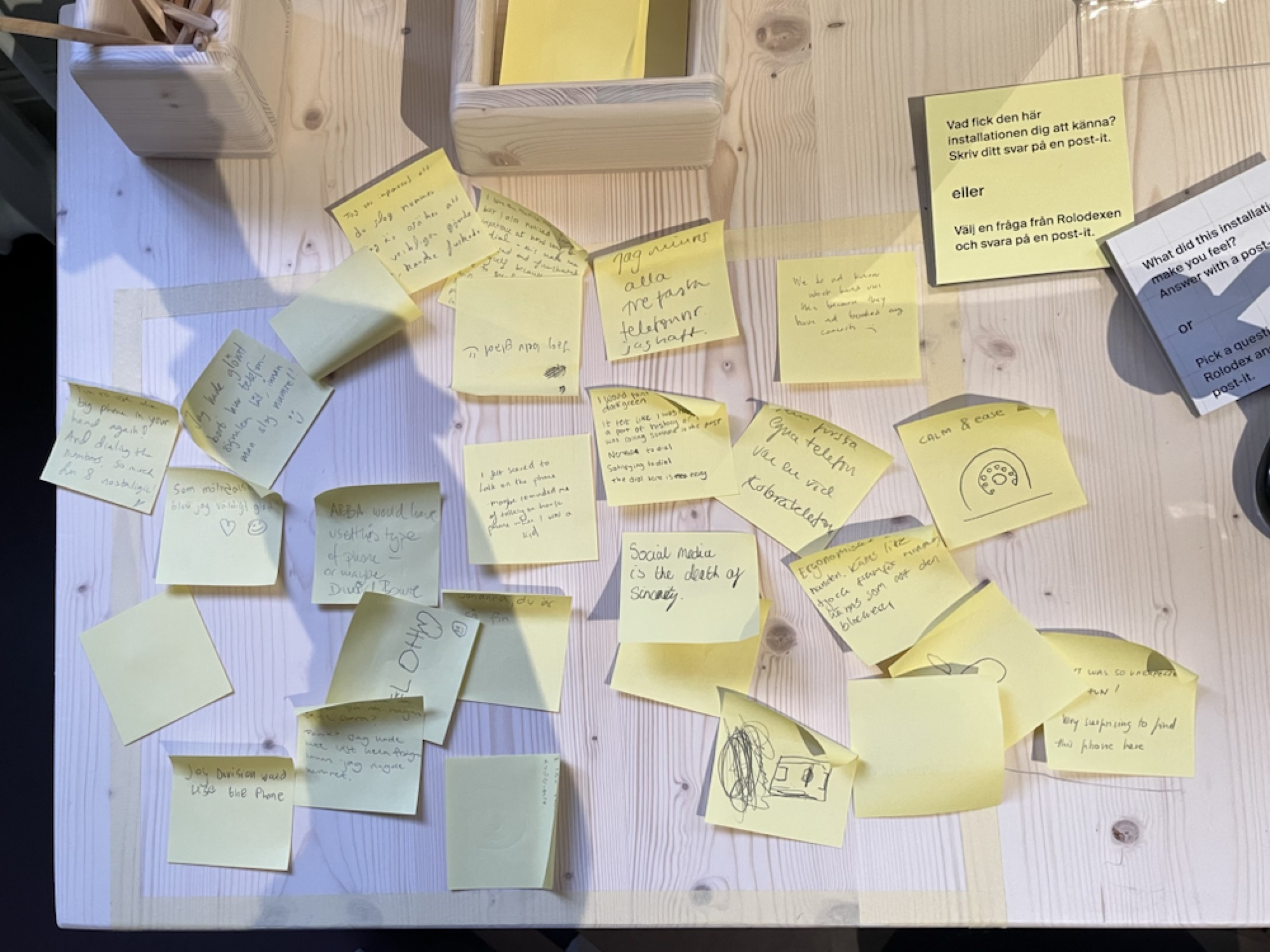The Röhsska table covered in handwritten post-its.